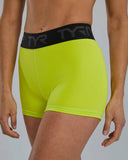 Pantalones cortos Booty Short Base Kinetic de tiro medio con logo 2" - Logotipo corto