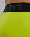 Pantalones cortos Booty Short Base Kinetic de tiro medio con logo 2" - Logotipo corto