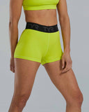 Pantalones cortos Booty Short Base Kinetic de tiro medio con logo 2" - Logotipo corto
