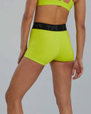 Pantalones cortos Booty Short Base Kinetic de tiro medio con logo 2" - Logotipo corto